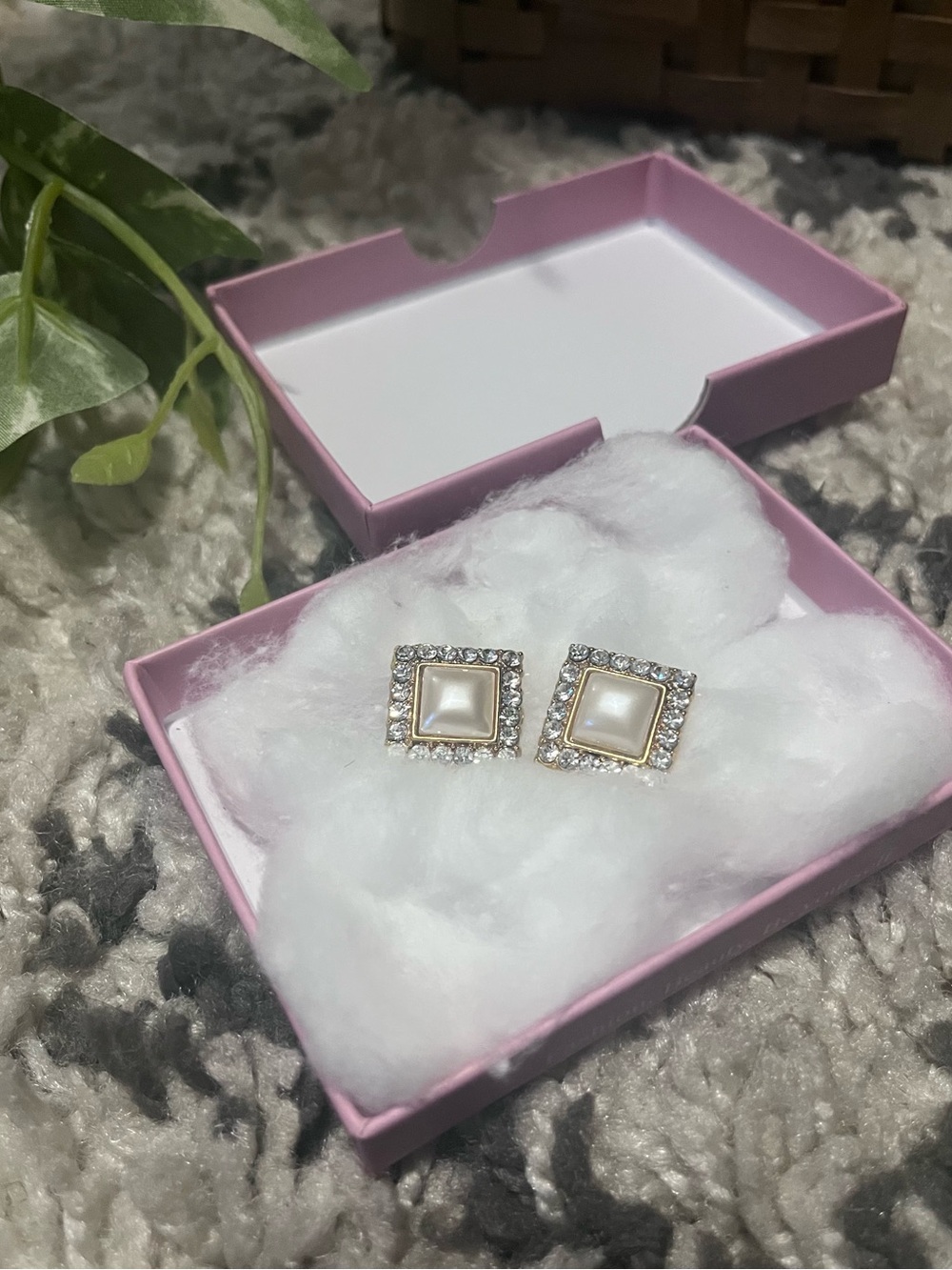 Vintage 1940’s- 1950’s. Gold Pearl & Crystal Square Stud weddingEarrings - White